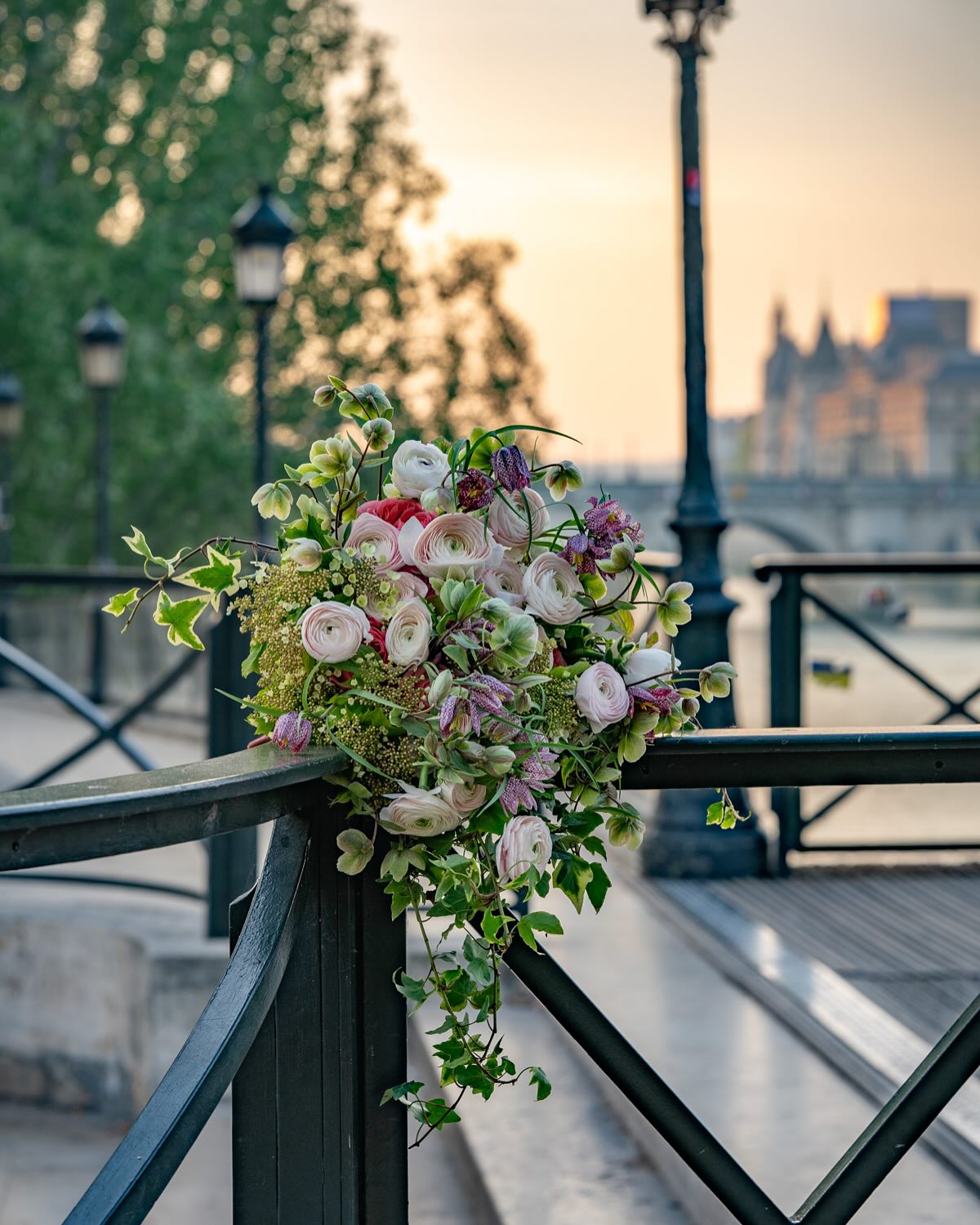 フラワースクールアイロニーパリになりませんか?