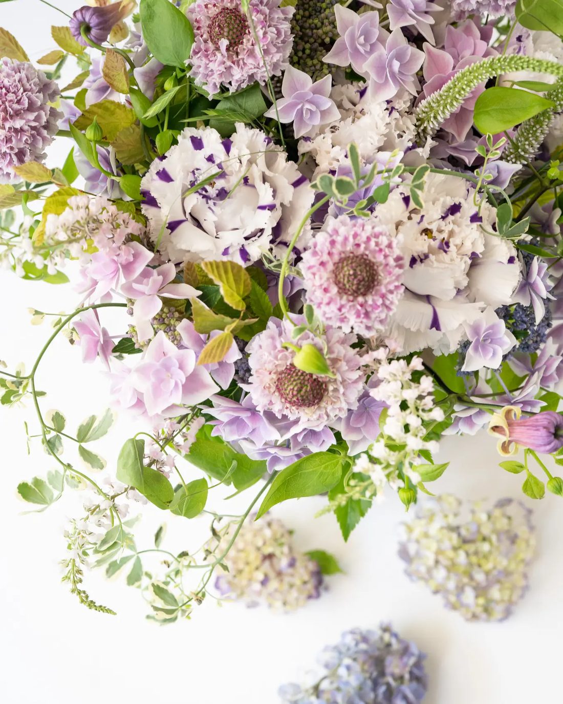 淡い色の花を集めた卓上の花