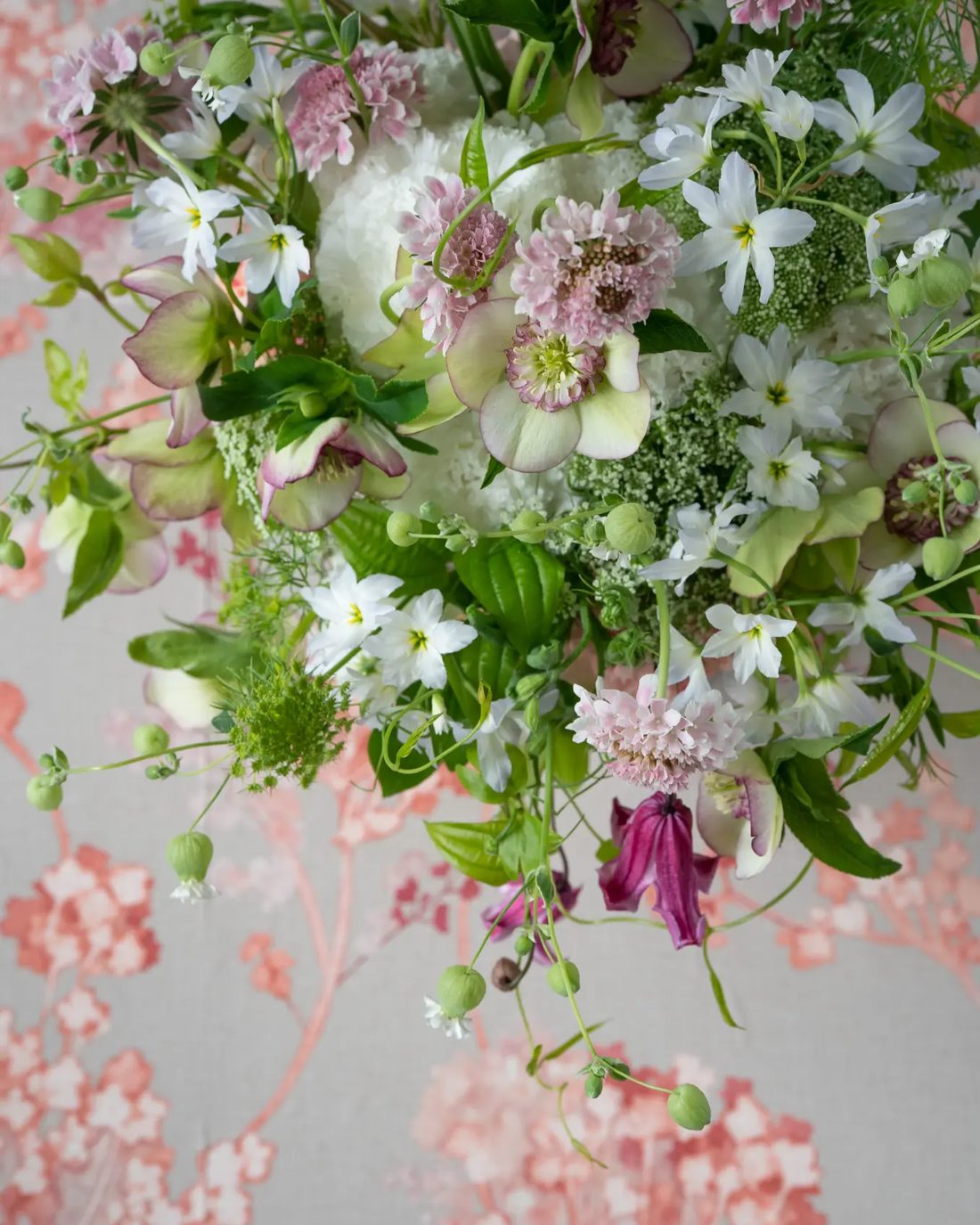 白と緑の花を合わせた卓上の花