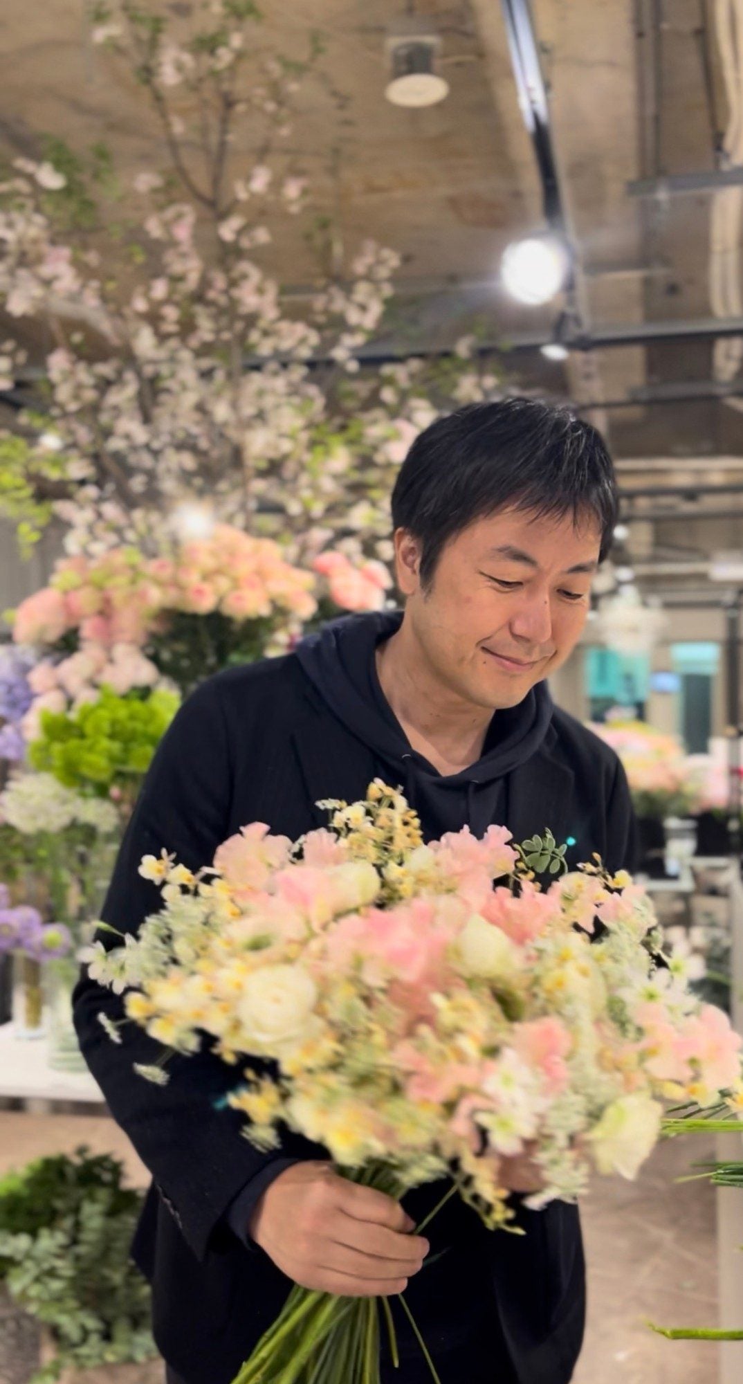 花束を手にする谷口敦史